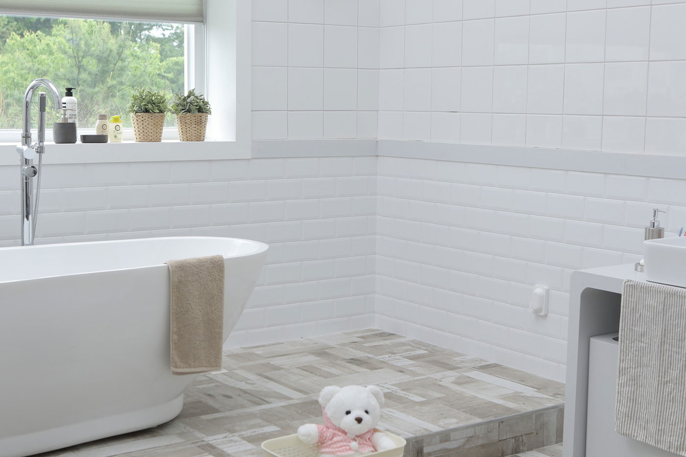 A tiled modern bathroom